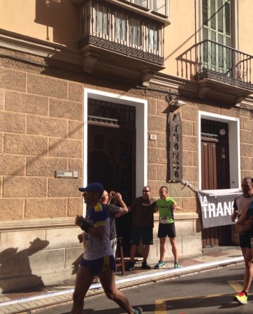 Ezequiel animando a Juan runner trancons@ a su paso por La Tranca